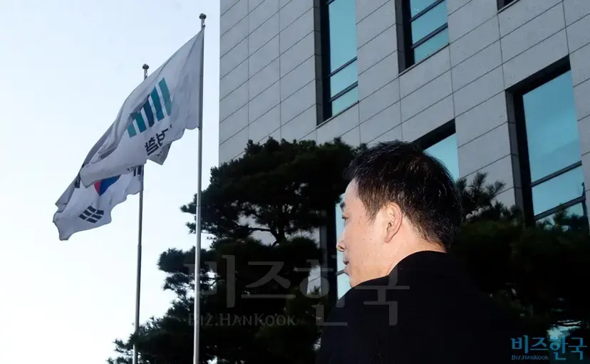 박근혜 대통령의 변호인 유영하 변호사가 지난 15일 오후 서울 고등검찰청 앞에서 기자회견을 하고 있다. 사진=고성준 기자