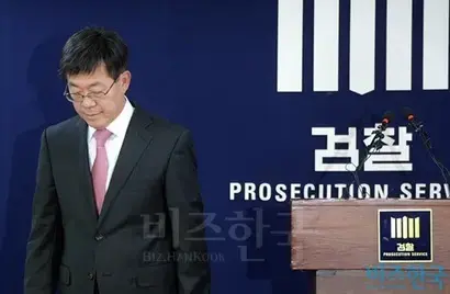 박근혜 대통령의 반격에 검찰이 마땅한 대응 카드를 찾지 못하고 있다. 지난 20일 오전 ‘박근혜·최순실 게이트’ 중간수사 발표를 하고 있는 이영렬 서울중앙지방검찰청장. 사진=사진공동취재단