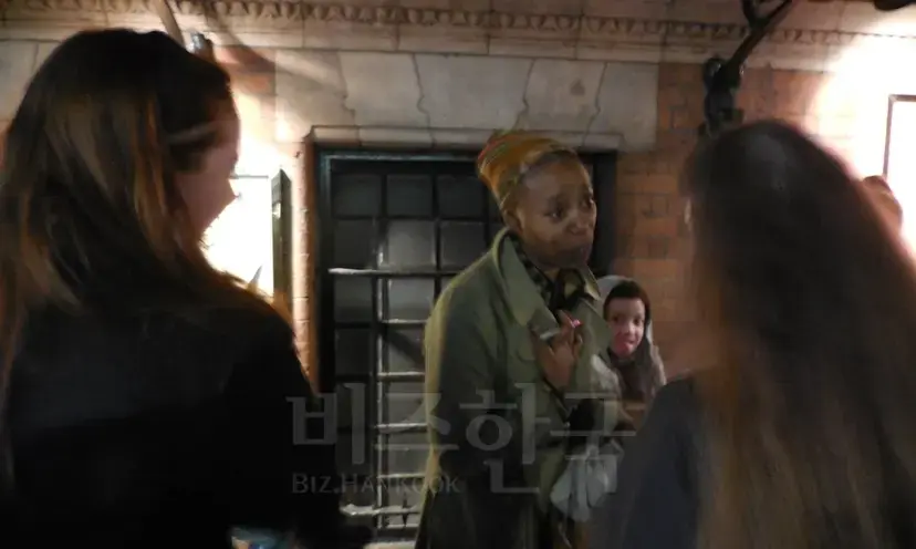 연극이 끝난 뒤 관람객들이 극장 앞에 서 주연배우들이 나오길 기다리다 사진을 찍고 사인을 받고 있다.