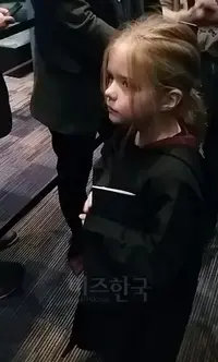 호그와트 학교 망토를 입고 해리포터 스튜디오를 찾은 어린 팬.