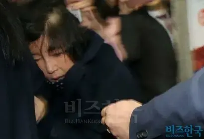 박근혜 대통령 비선실세 의혹을 받고있는 최순실씨가 지난 10월 31일 오후 서울 서초구 서울중앙지검에서 피의자 신분으로 출석하고 있다. 사진=고성준 기자