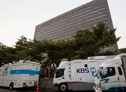 언론의 스포트라이트를 받고 있는 서울중앙지검 전경. 사진=박정훈 기자