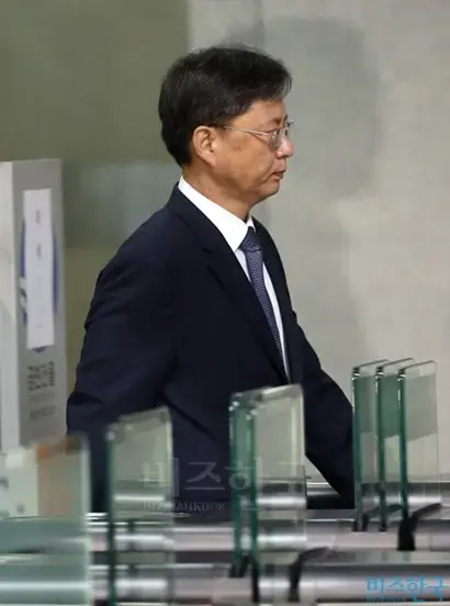 ‘게이트’로 재입장? 지난 6일 횡령과 직권남용 혐의로 수사의뢰 된 우병우 전 청와대 민정수석이 서울 중앙지검으로 피의자 신분으로 출석하고 있다. 사진=임준선 기자