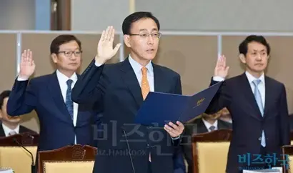 누구에 대한 선서? 김수남 검찰총장이 지난 10월 13일 서울 서초구 대검찰청에서 열린 국회 법제사법위원회 대검찰청에 대한 국정감사에서 선서하고 있다. 사진=최준필 기자