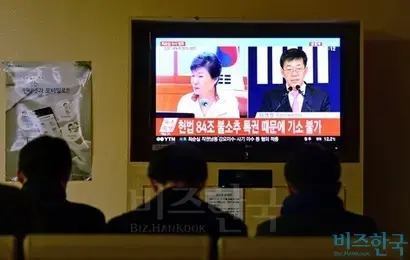 검찰이 박근혜 대통령과 최순실 씨, 안종범 전 청와대 정책조정수석비서관, 정호성 전 청와대 부속비서관이 공범이라고 밝힌 가운데 20일 오전 서울 서초구 서울중앙지방검찰청에서 검찰 관계자들이 이영렬 서울중앙지검장의 수사결과발표를 시청하고 있다. 사진=사진공동취재단