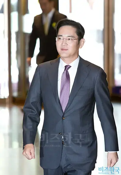 삼성전자의 지주회사 전환 시나리오에 걸림돌이 되는 법안들이 국회에서 대거 논의되고 있는 가운데, 이재용 체제를 완성하려는 삼성의 움직임이 바빠지고 있다.