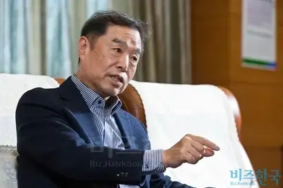 지난 22일 오후 서울 종로구 통의동 금융감독원연수원에서 김병준 국무총리 지명자가 ‘비즈한국’과 인터뷰하고 있다. 사진=최준필 기자