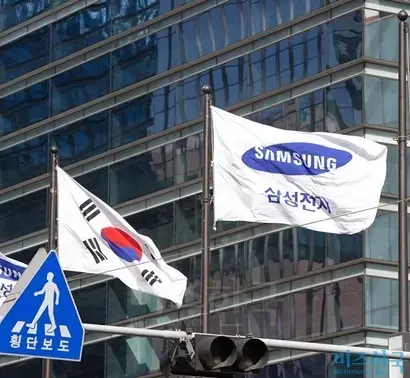 서초동 삼성전자 사옥을 배경으로 태극기와 삼성전자 깃발이 바람에 휘날리고 있다. 사진=임준선 기자