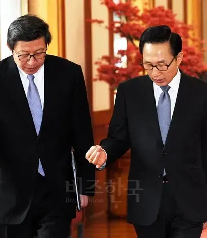 박형준을 오해한 MB는 나중에 “오해가 있었다”고 전화했다. 권력 주변에서는 이런 일이 비일비재하게 일어난다. 2010년 당시 박형준 청와대 정무수석(왼쪽)과 이명박 대통령. 사진=청와대 제공