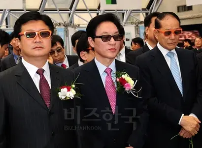 이러면 못 볼까? 3D 안경을 쓴 정태근, 정두언, 이상득 의원(왼쪽부터). 사진=뉴시스