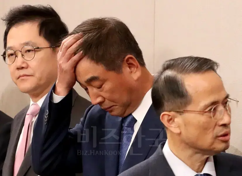 최재경 민정수석이 지난 4일 오전 청와대 춘추관 대브리핑실에서 ‘최순실 국정개입’ 의혹 파문에 관한 박근혜 대통령의 대국민담화에 참석, 머리를 만지고 있다. 오른쪽부터 김규현 외교안보수석, 최재경 민정수석, 강석훈 경제수석. 사진=연합뉴스