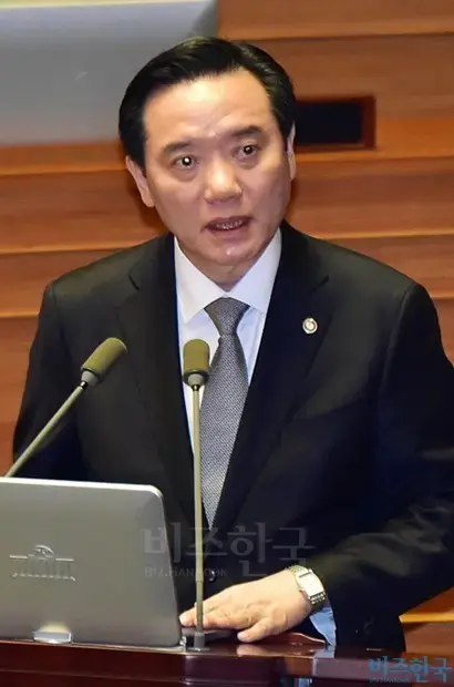 김현웅 법무부 장관이 지난 11일 국회에서 열린 ‘최순실 국정개입 파문’ 관련 긴급현안질문에서 의원들의 질의에 답하고 있다. 사진=박은숙 기자