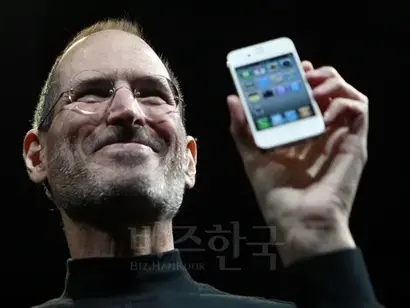 잡스 하면 떠오르는 인상에는 안경도 한몫한다. 안경은 그 사람의 첫인상을 결정할 수 있다. 사진=AP/연합뉴스