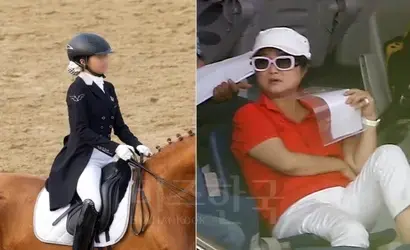 2014년 3월 18일 제3회 정기룡장군배 전국승마대회에서 정유라 씨가 말을 타고 있다. 오른쪽은 최순실 씨. 사진=비즈한국DB·한겨레 제공