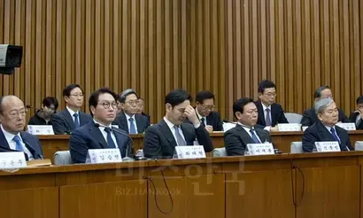 6일 국회에서 열린 박근혜 정부의 최순실 등 민간인에 의한 국정농단 의혹 사건 진상규명을 위한 국정조사청문회에 허창수 전경련 회장(GS그룹 회장), 정몽구 현대그룹 회장, 조양호 한진그룹 회장, 신동빈 롯데그룹 회장, 이재용 삼성그릅 부회장, 최태원 SK그룹 회장, 김승연 한화그룹 회장, 구본무 LG그룹 회장, 신경식 CJ그룹 회장이 참석 의원들의 질문에 답하고 있다. 사진=이종현 기자