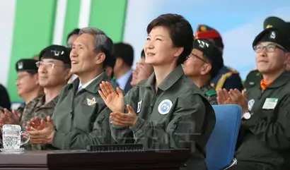 박근혜 대통령은 국산무기 전력화 행사마다 참석해 방위산업의 중요성을 강조했으며 방위산업을 창조경제의 핵심 분야로 키워 국가 경제 발전에 기여하도록 적극 지원하겠다고 공언했다. 사진=청와대 제공
