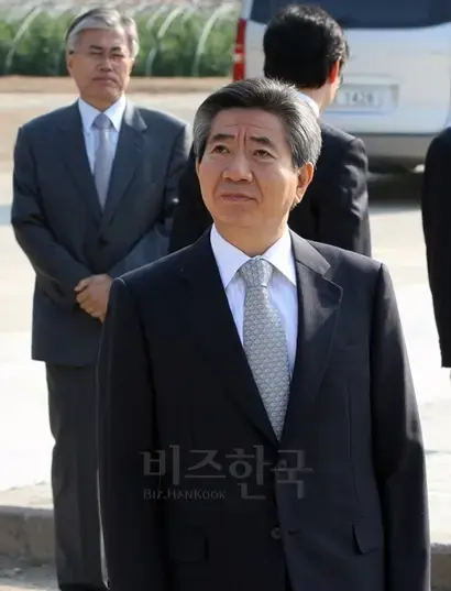 박연차 회장에 대한 수사는 결국 노무현 전 대통령의 죽음으로 이어졌다. 2009년 4월 30일 노무현 전 대통령이 대검찰청 수사를 받기 위해 봉하마을을 떠나면서 침통한 표정을 짓고 있다. 사진=사진공동취재단