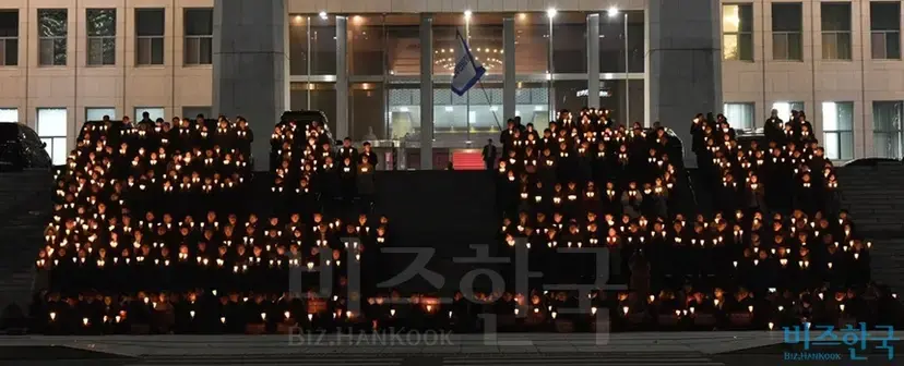 지난 5일 오후 국회 본청 앞 계단에서 더불어민주당 의원 및 당직자들이 박근혜 대통령 탄핵을 촉구하며 촛불을 들고 퍼포먼스를 하고 있다. 사진=박은숙 기자