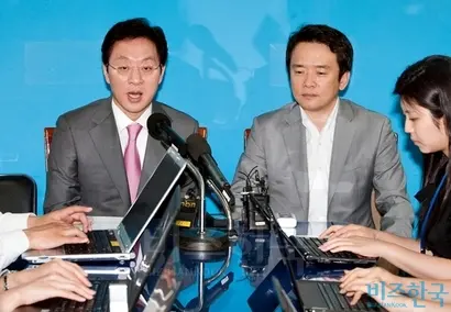 2010년 7월 한나라당 전당대회를 앞두고 정두언(왼쪽), 남경필은 후보 단일화를 선언했다. 사진=비즈한국DB