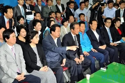 2010년 6월 지방선거 개표 당시 한나라당 상황실에 모인 사람들. 당시 한나라당은 참패를 기록했다. 사진=비즈한국DB