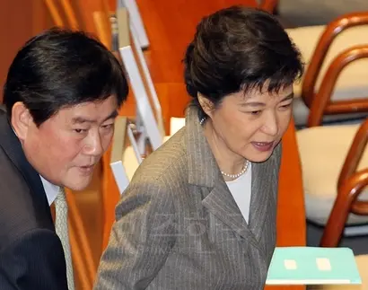 최경환, 박근혜는 감세안에 반대하는 입장이었다. 사진=연합뉴스
