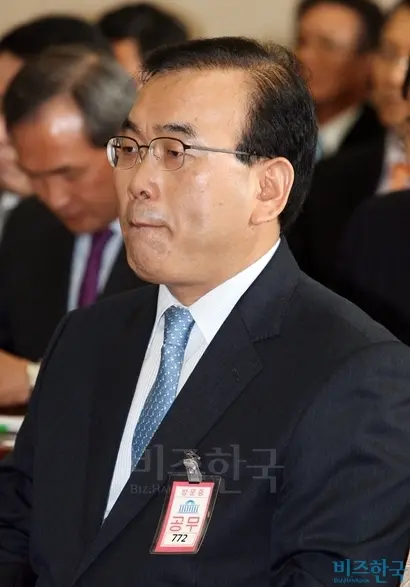 2011년 10월 6일 자원외교 관련 비리의혹과  SLS그룹 의혹의 당사자인 박영준 전 지식경제부 차관이 국회 정무위원회 국정감사에 나와 해명하고 있다. 사진=비즈한국DB