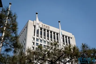 연준이 12월 기준금리를 인상하면 국내 시중금리 인상 속도는 더욱 빨라질 것으로 보인다. 사진은 한국은행 모습. 사진=비즈한국DB