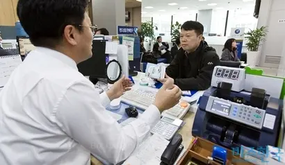 금리가 1% 오를 경우 현재 1300조에 가까운 가계부채의 이자 부담은 8조를 넘는다. 은행 대출창구에서 상담을 받고 있는 모습. 사진=비즈한국DB