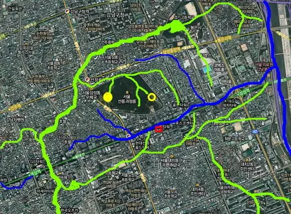 관악산의 기운이 강남지역의 부의 기운의 원천인 우면산을 지나 선정릉에 혈을 만들고 있다. 동부그룹 사옥은 배산임수의 조건을 갖춘 자리에 북향으로 위치해 있다.