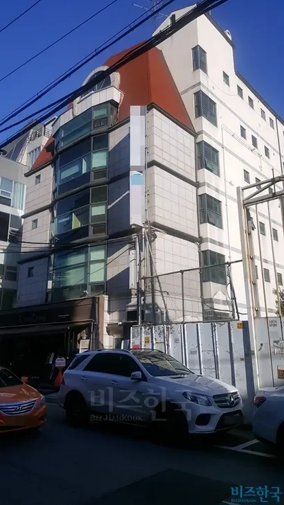 이영복 회장과 가까운 홍 아무개 씨(여)는 이영복 회장 아들의 회사가 118억 원을 대출받을 때 자신이 소유한 신사동 빌딩과 토지를 담보로 제공했다.