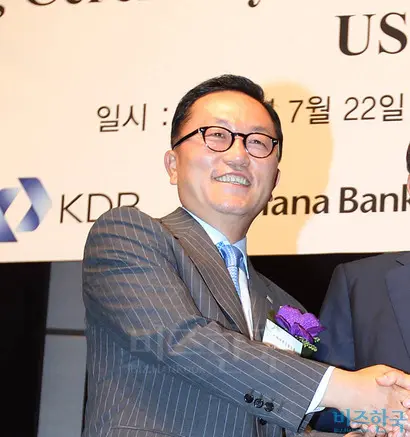 ‘통합 미래에셋대우’ 출범을 앞두고 있는 박현주 미래에셋그룹 회장을 상대로 한 중소기업인이 해외사업권을 강탈당했다고 주장하며 민사소송을 진행 중인 것으로 확인됐다. 사진=비즈한국 DB