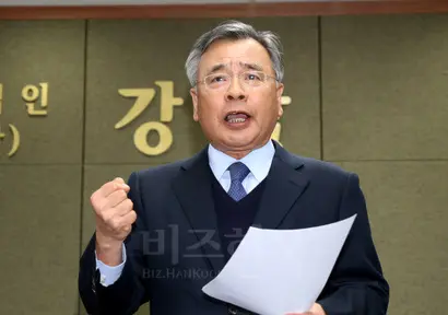 박영수 특검은 청와대 압수수색의 필요성을 언론에 발표했다. 이는 기존 검찰의 태도와는 사뭇 다르다는 이야기가 나오고 있다. 사진=연합뉴스