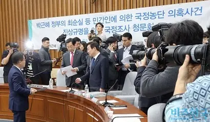 12월 15일 열린 국정감사 청문회에서 조한규 전 세계일보 사장이 김성태 국조특위 위원장에게 양승태 대법원장 사찰 문건을 전달하고 있다. 사진=박은숙 기자
