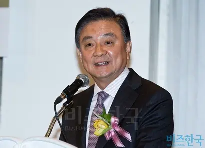 지난해 5월 김종필 전 총리 출판기념회에 참석한 홍석현 중앙미디어네트워크 회장. 사진=최준필 기자