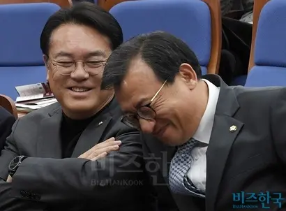 새누리당 이정현 대표(오른쪽)가 16일 오전 서울 여의도 국회에서 열린 의원총회에서 원내대표 경선 개표 진행중 정진석 원내대표와 얘기를 하다 미소짓고 있다. 사진=박은숙 기자