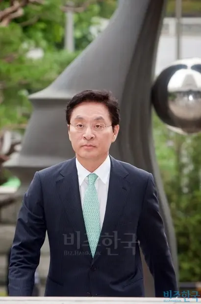 2012년 7월 5일 정두언 의원이 솔로몬저축은행으로부터 금품 수수 의혹을 조사받기 위해 서초동 대검찰청에 출두하고 있다. 사진=비즈한국DB