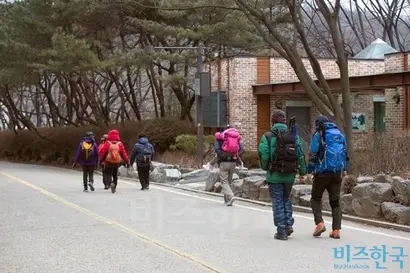 산을 즐기는 데에 남녀노소와 직업 차이가 없듯, 과학도 점점 더 저변이 넓어지고 있다. 사진=비즈한국DB