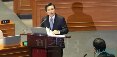 21일 오후 국회에서 열린 정치.외교 분야 대정부질문에서 황교안 대통령 권한대행이 의원들의 질문에 답하고 있다. 사진=박은숙 기자