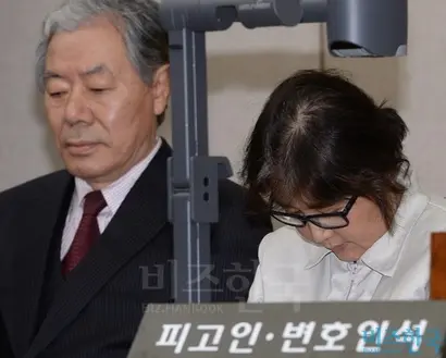 최순실 씨가 19일 오후 서울 서초구 서울중앙지법 형사대법정에서 열린 국정농단 사건 첫 재판에 입장해 시작을 기다리고 있다. 사진=사진공동취재단