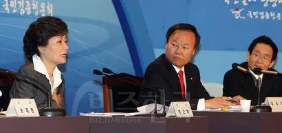 2007년 한나라당 대선후보 경선 당시 후보검증청문회에서 박근혜 후보가 최태민 관련 의혹을 설명하고 있다. 사진=국회사진기자단