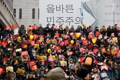 우리는 국가가 위기에 빠질 때마다 시민들이 들고 일어나 이를 바로 잡아왔다. 12월 17일 서울 광화문 광장에서 8차 촛불집회에 참석한 시민들이 구호를 외치고 있다. 사진=고성준 기자