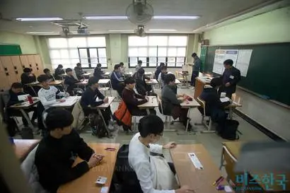 우리 교육은 가르쳐야 할 학교나 선생은 경쟁이 없고, 배워야 할 학생만 경쟁을 그것도 지독한 경쟁을 시킨다. 2016년 11월 17일 치러진 2017학년도 대학수학능력시험. 사진=고성준 기자