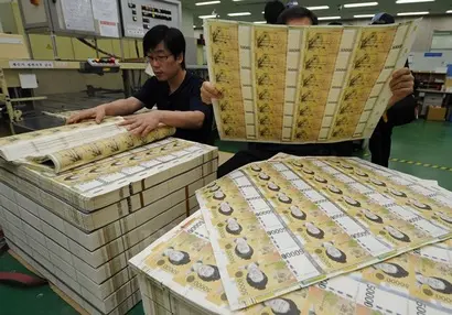 ‘1분기 추경안’이 논란이 되고 있다. 사진은 조폐공사에서 5만 원권을 발행하는 모습. 사진=비즈한국DB