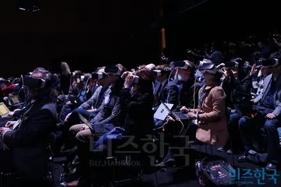 삼성전자를 비롯해 대부분의 기업들은 VR을 전면에 내세웠다. 특히 소프트웨어 플랫폼 기업들과 손을 잡았는데, 정작 이들은 시장을 더 천천히, 그리고 확실히 키워갔다. 너무 서둘렀다는 인상을 주었다. 사진=최호섭 제공