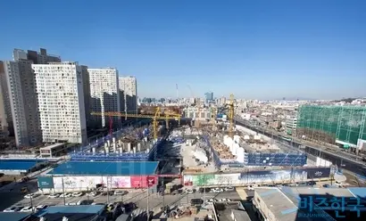 이영복 회장과 그의 아들 이창환 씨가 매입한 독산동 도하부대 이전 부지. 사진=최준필 기자