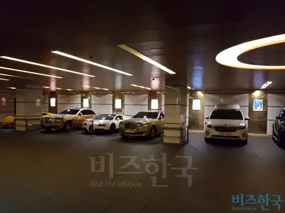 지난 7월 24일 이희진 씨의 주차장 전경. 왼쪽에서 두 번째 흰 색 차가 이 씨의 부가티 베이론이다.
