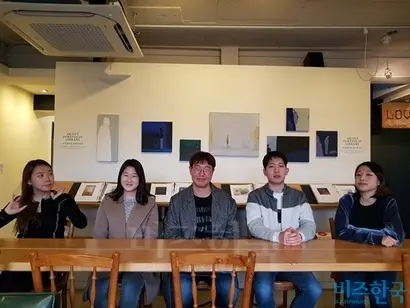 지난 18일 ‘사소한 인터뷰’ 팀원 5명이 모였다. 왼쪽부터 박한희, 이윤주, 이우람, 정재욱, 박인혜 씨. 사진=김태현 기자