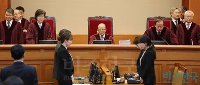 3일 오후 서울 종로구 헌법재판소 대심판정에서 박한철 소장(가운데) 등 재판관 9명 전원이 참석해, 박근혜 대통령 탄핵심판 첫 변론기일이 열리고 있다. 사진=고성준 기자