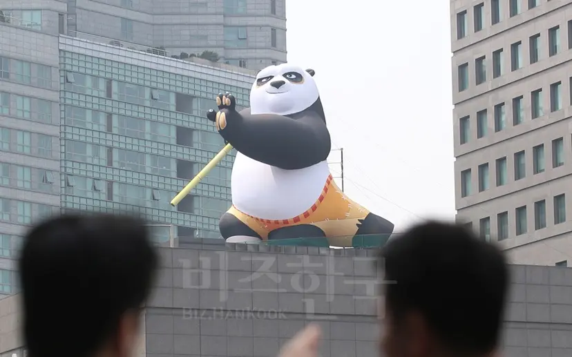 중국 자본의 서울 부동산 ‘쇼핑’이 거침없다. 사진은 중국인 쇼핑객의 관심을 끌고자 한 백화점이 옥상에 설치한 대형 ‘쿵푸팬더’ 풍선. 사진=연합뉴스