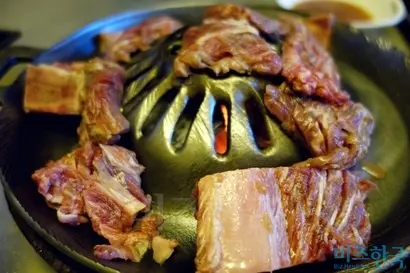 이 집 고기가 맛있는 이유는 윤 사장과 직원들이 모두 소갈비 전문가이기 때문이다. 근속연수가 보통 20년이 넘는다.